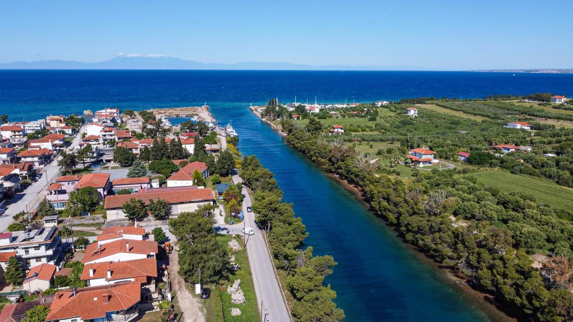 The House Next To The Canal ! Nea Moudania 0*,  Greece