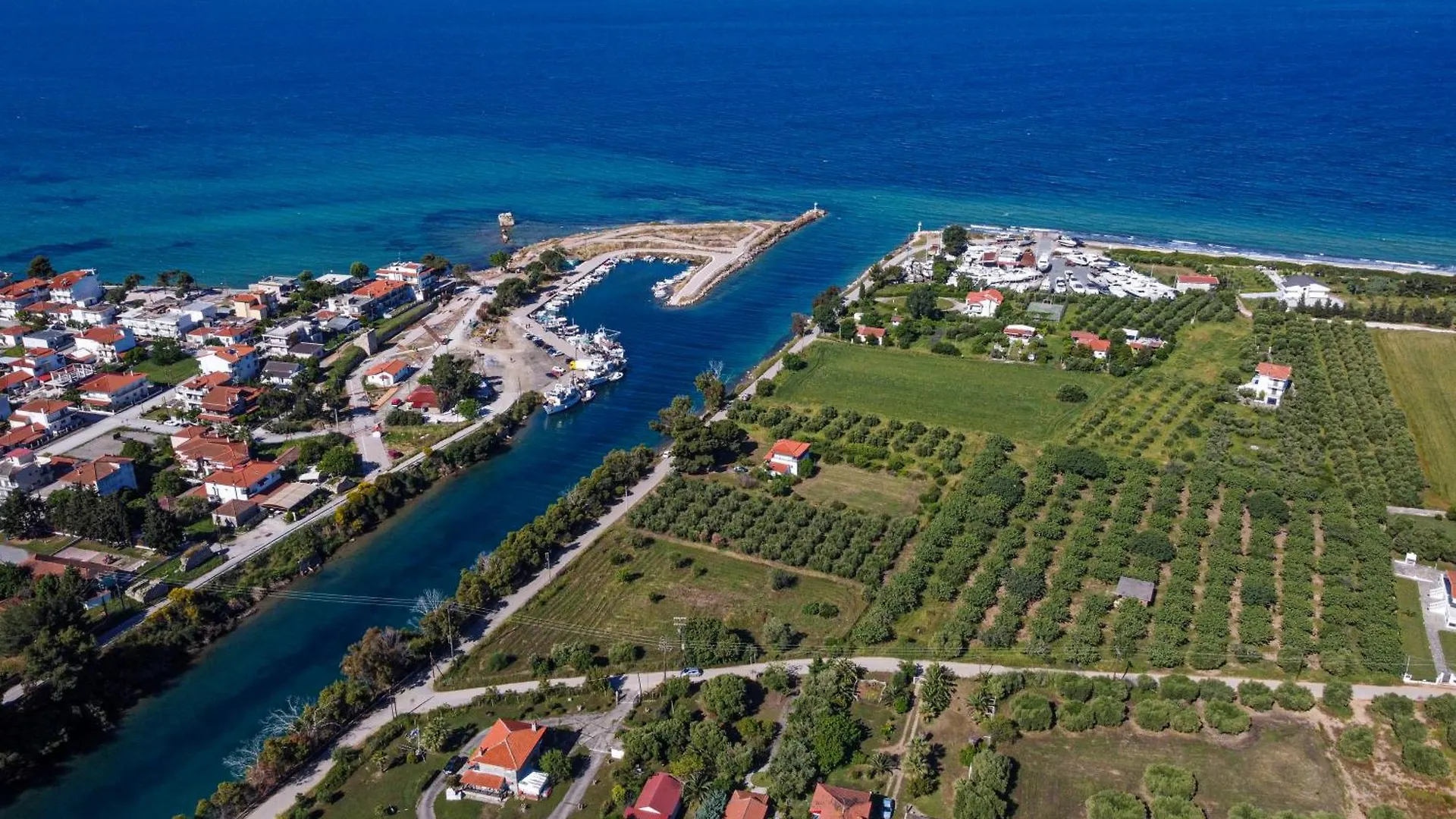 The House Next To The Canal ! Nea Moudania