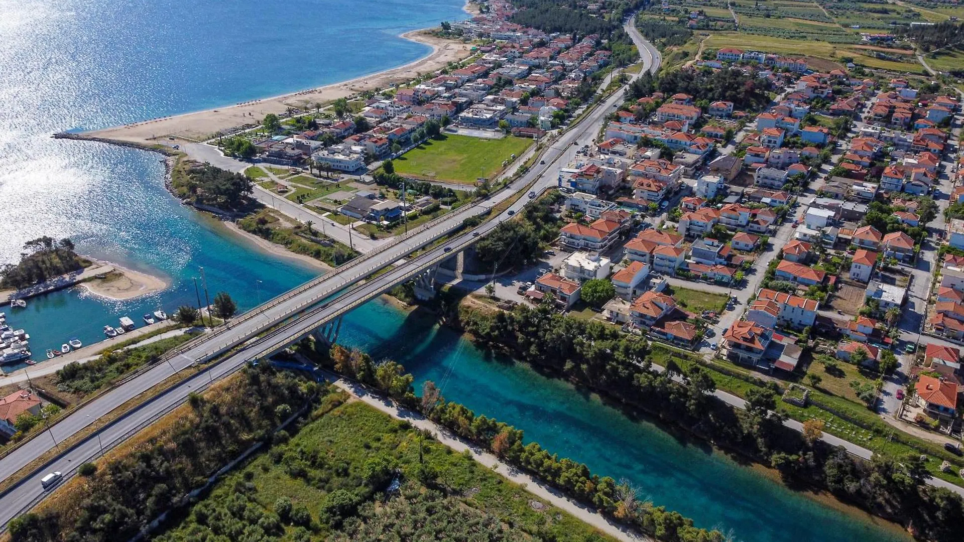 The House Next To The Canal ! Nea Moudania Apartment