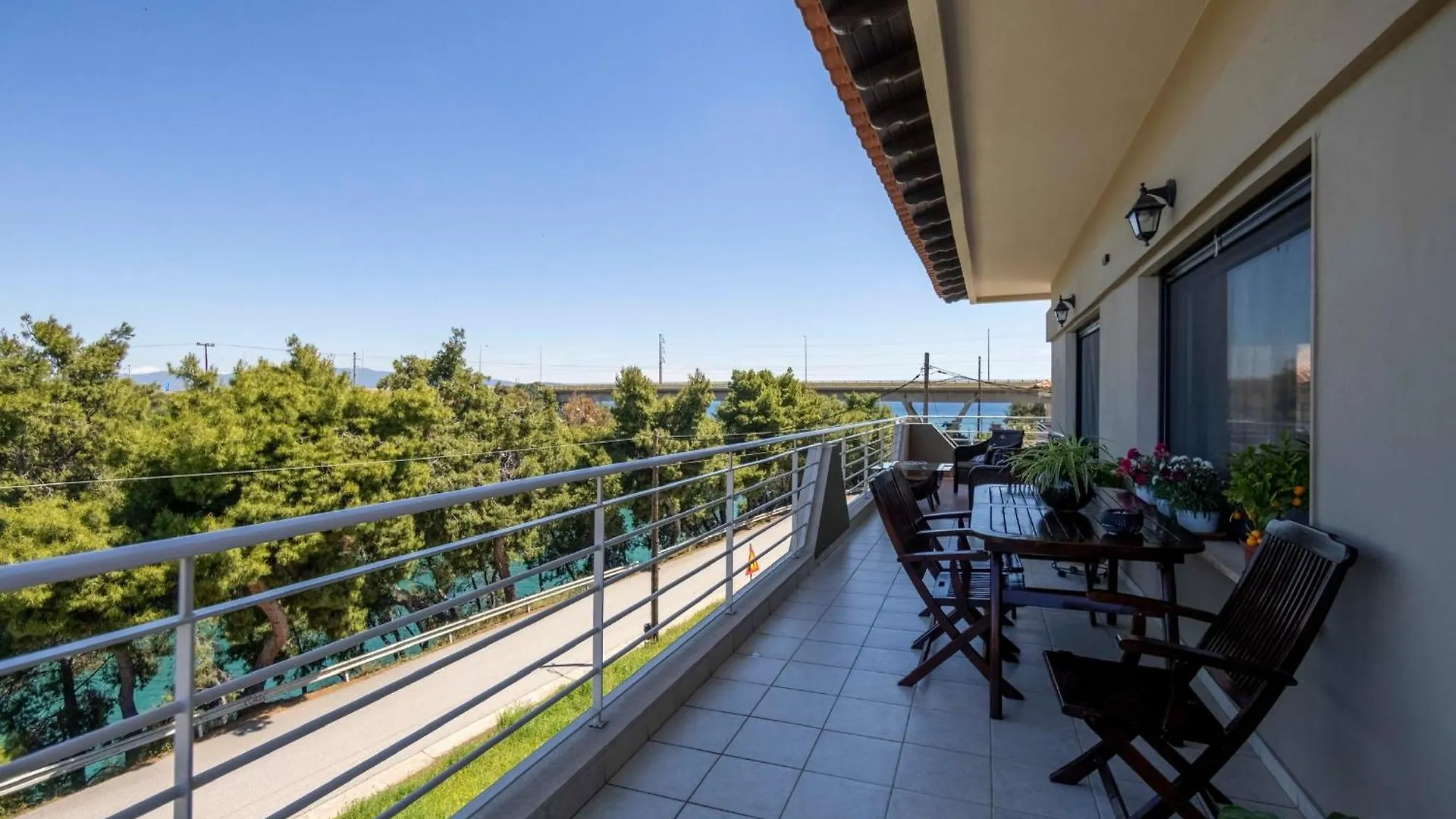 The House Next To The Canal ! Nea Moudania Apartment