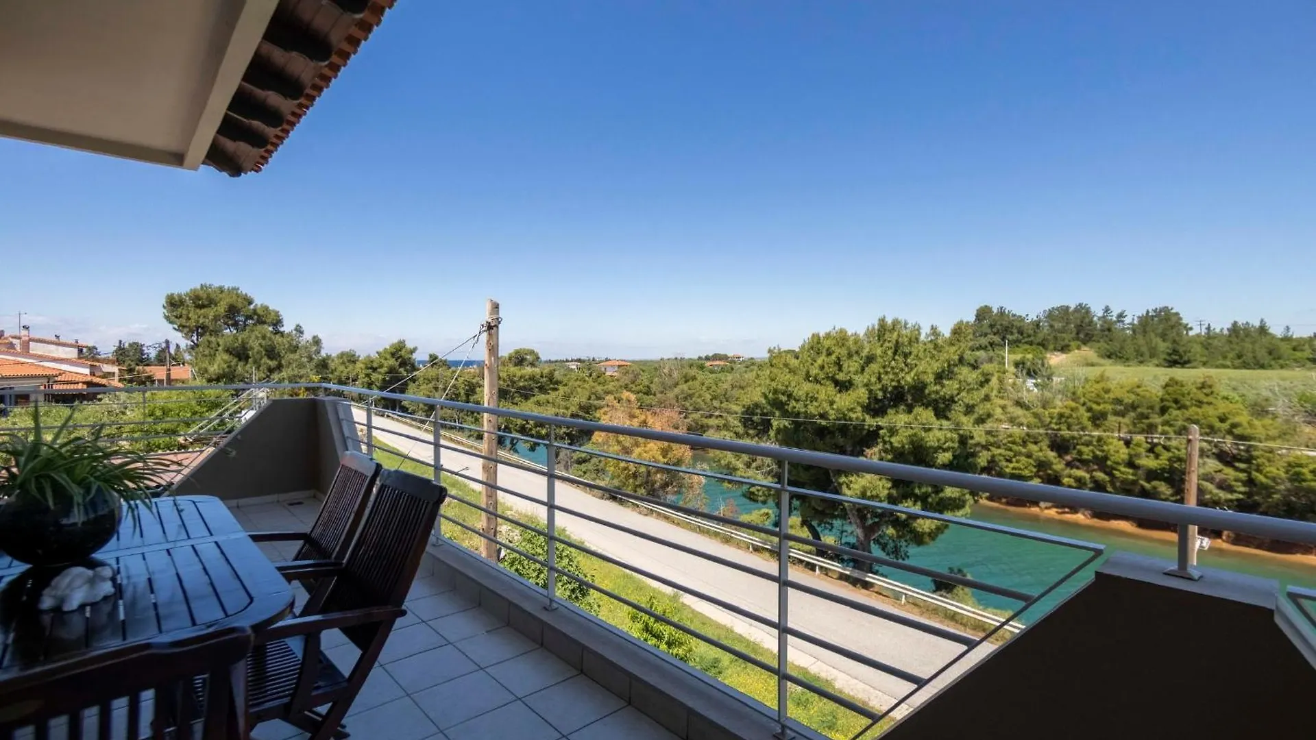 The House Next To The Canal ! Nea Moudania Apartment